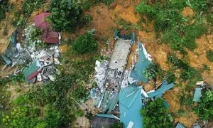 Sạt lở, lũ quét vùi lấp nhiều nhà và xe ở Hà Giang